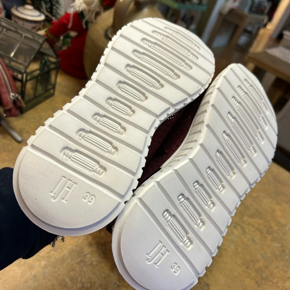 Isle Jacobsen Burgundy Comfort Sneakers